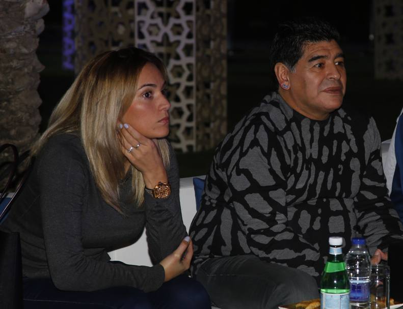 Maradona con la giovane compagna Rocio Oliva (Bettini)
